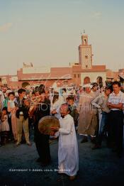 Image du Maroc Professionnelle de  Des rencontres inimaginable sur la fameuse place Jemaa El Fana de Marrakech, un duo de musiciens chantent et danse sur ce lieu hors du commun, Jeudi 19 Mai 1988. (Photo / Abdeljalil Bounhar)